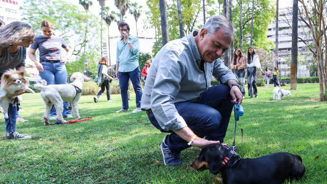 José Luis Sanz acaricia a un perro durante su visita al Parque de Los Príncipes.
