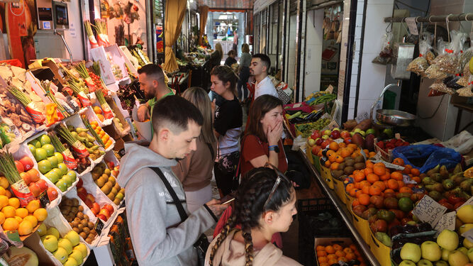 Varios puestos de frutas y verduras en el interior del mercado de Feria.
