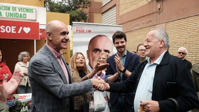Muñoz saluda a vecinos de Cerro-Amate en un acto de la campaña electoral.