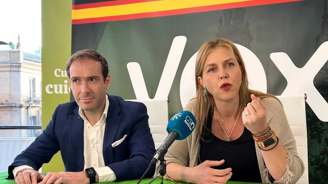La candidata de Vox a la alcaldía, Cristina Peláez, y el presidente de Vox Sevilla, Javier Cortés.