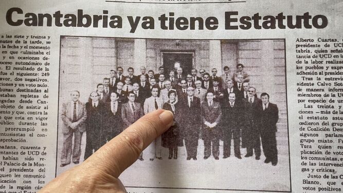Recorte de periódico de 1979 en el que aparece Celestina Sánchez aparece como la primera alcaldesa rodeada alcaldesa de la democracia en esta región.