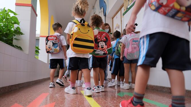 Un grupo de niños en los pasillos de un colegio.