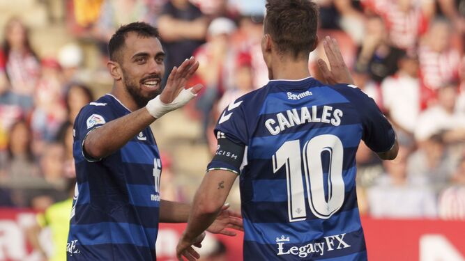 Canales felicita a Borja Iglesias por su primer gol.