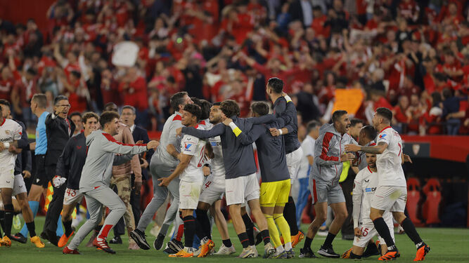 Equipo y afición estallan al final de la semifinal Sevilla-Juventus.