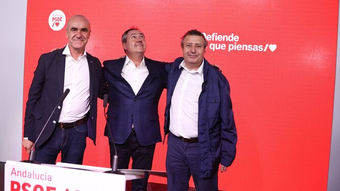 Javier Fernández junto a Juan Espadas y el candidato socialista a la Alcaldía de Sevilla, Antonio Muñoz.