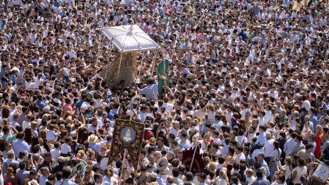 La multitud que acompaña a la Virgen del Rocío en su procesión por la aldea.