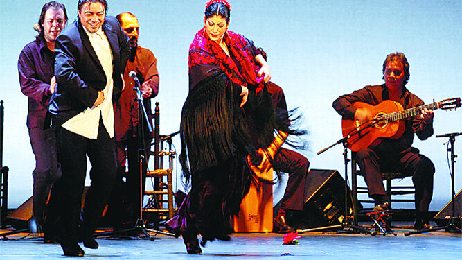 Joaquín Amador, a la derecha, tocando para el baile de Manuela Carrasco y Canales, en el Festival de Jerez de 2003.
