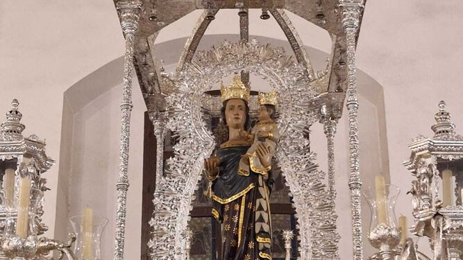 La Virgen ocupa su altar en San Francisco desde el año 1965