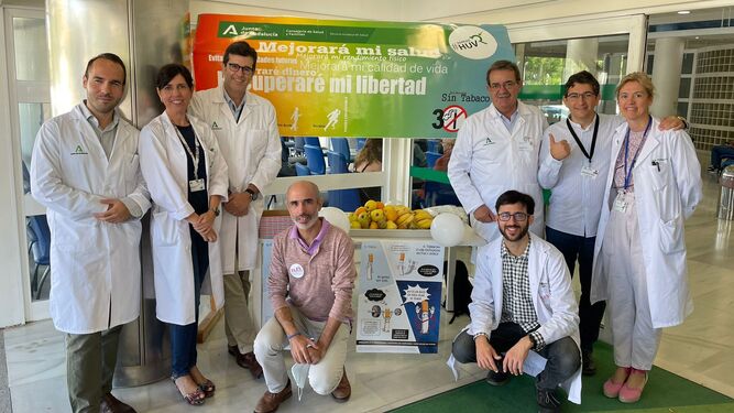 Parte del equipo de profesionales, junto al gerente del hospital, Manuel Molina, que han participado en las actividades.