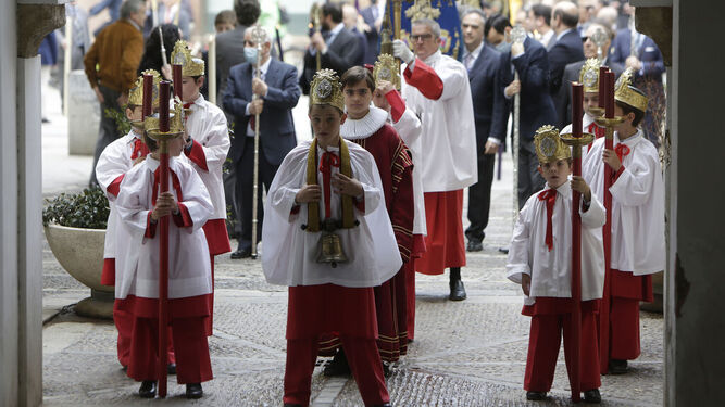 Niños carráncanos abriendo el cortejo de la procesión del Sagrario