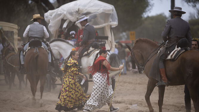Peregrinos y caballos en la Raya Real durante la pasada romería del Rocío.