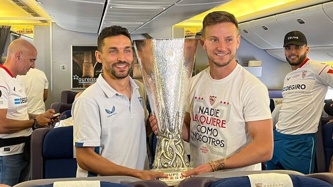 Ivan Rakitic y Jesús Navas posan con la séptima copa de la Europa League en el avión del Sevilla