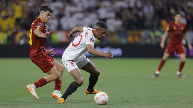 Fernando recorta ante Dybala en la final Sevilla-Roma de Budapest, su último gran partido.