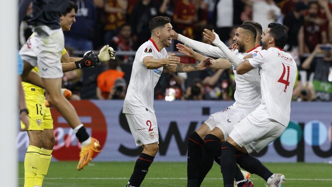 Los jugadores del Sevilla celebran su triunfo.