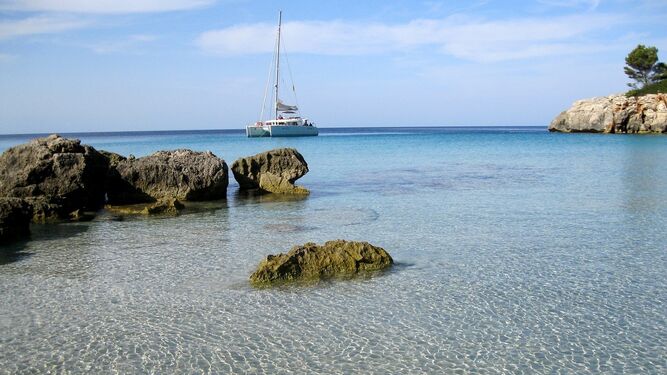 Explora Menorca: Descubre los tesoros ocultos de esta isla mediterránea