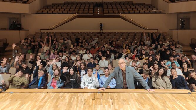 Los alumnos junto al compositor Benet Casablanca en el Auditorio Nacional de Música.