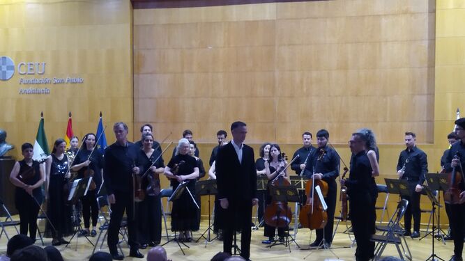 La Orquesta de Cámara de Bormujos y Álvarez Calero al frente.