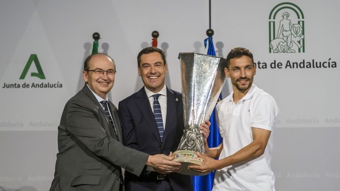 José Castro, Juanma Moreno y Jesús Navas portan la séptima UEFA Europa League.