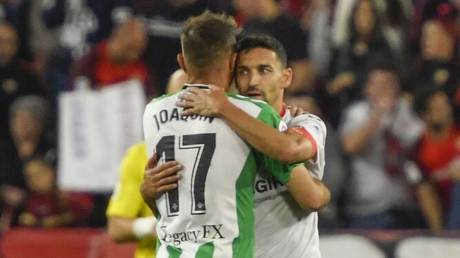 Jesús Navas y Joaquín se abrazan tras el último derbi.