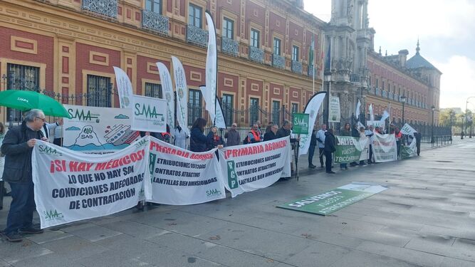 Protesta del Sindicato Médico a las puertas del Palacio de San Telmo.