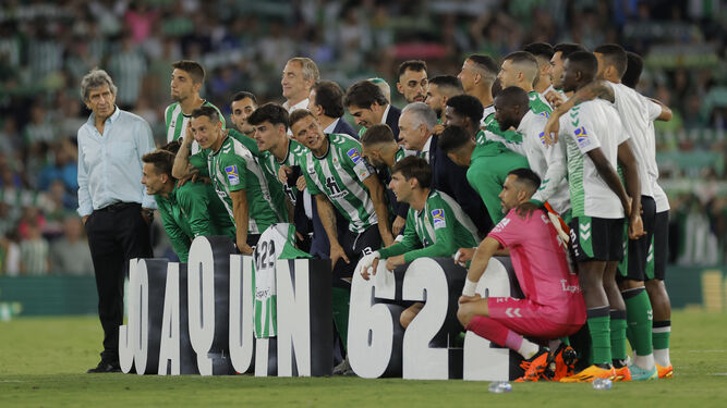 Pellegrini y los futbolistas del Betis posan junto a Joaquín y su número de partidos.