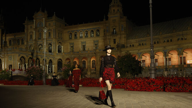 Paisaje diseñado por Fran Cisneros, a base de flores rojas, para el desfile de Dior en 2022.