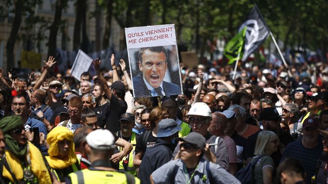 Un cartel contra Macron en la protesta por la reforma de las pensiones en París.