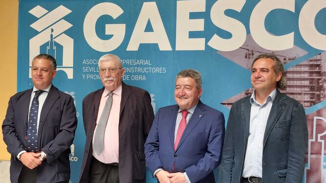 Marcos Cañadas, asesor jurídico de Gaesco; Eduardo Martínez Zúñiga, Asesor Técnico de Gaesco, Juan Aguilera, gerente de Gaesco y Felipe Castro, Gerente de EMVISESA.