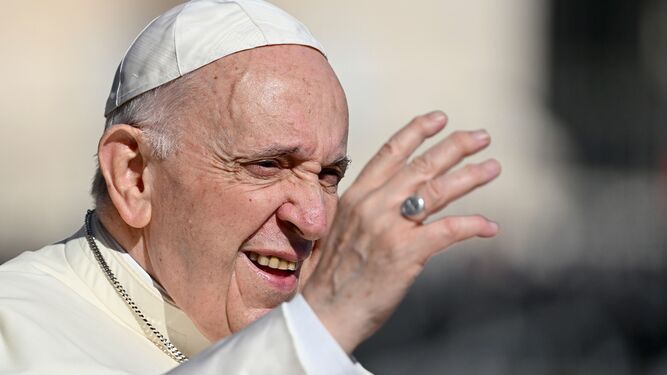 El Papa Francisco dando la bendición.
