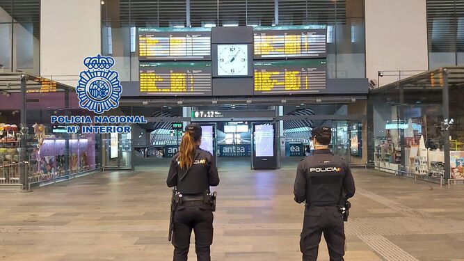 Policías nacionales en la estación de Santa Justa.