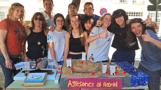 Alumnos y profesores del IES Velázquez en la Plaza de San Leandro celebrando el Día Mundial del Medio Ambiente