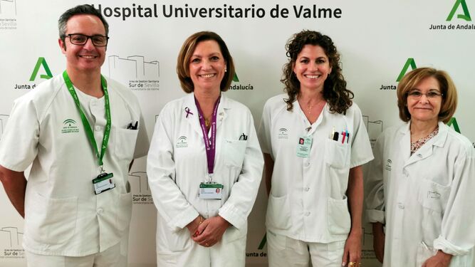 Integrantes del trabajo premiado, supervisores de enfermería de Medicina Interna junto a la directora de Enfermería.