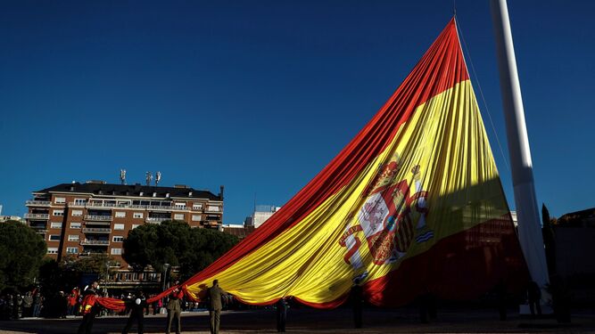 Izado de una bandera española
