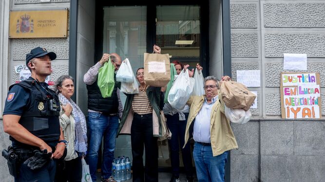 Varios sindicalistas posan con la comida que no les han dejado meter en el Ministerio este jueves.
