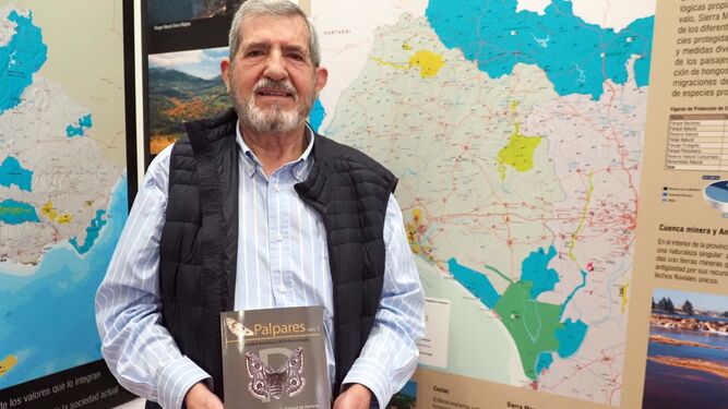 El entomólogo onubense Manuel Huertas muestra su libro