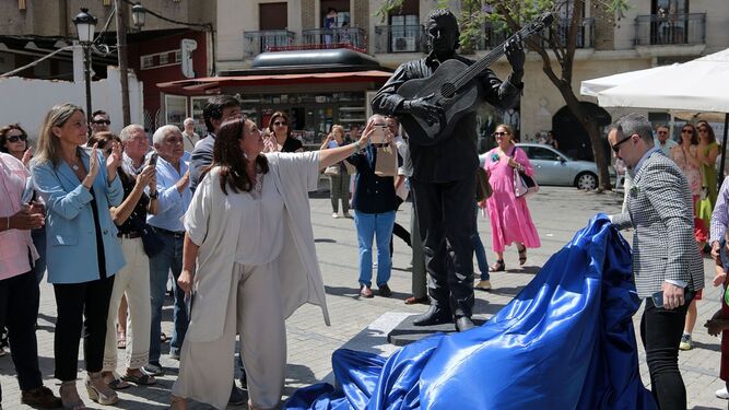 La viuda de Joseli Carrión junto a la escultura.