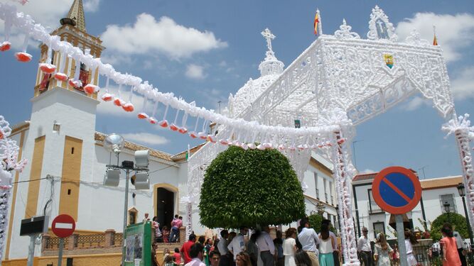 La parroquia de Carrión con los arcos de flores preparados para el Corpus.