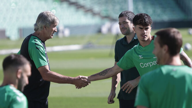 Manuel Pellegrini saluda a Juan Cruz en un entrenamiento.