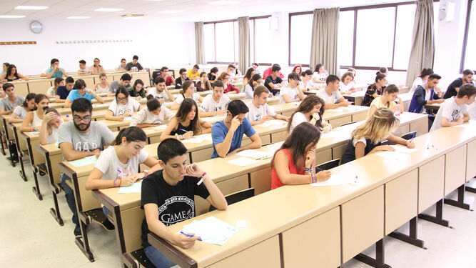 Estudiantes antes de realizar un examen de Selectividad en la Universidad de Sevilla.