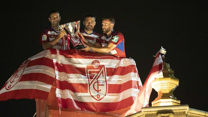Los granadinistas Víctor Díaz, Jorge Molina y Quini, con la copa de campeones de la Liga de Segunda.