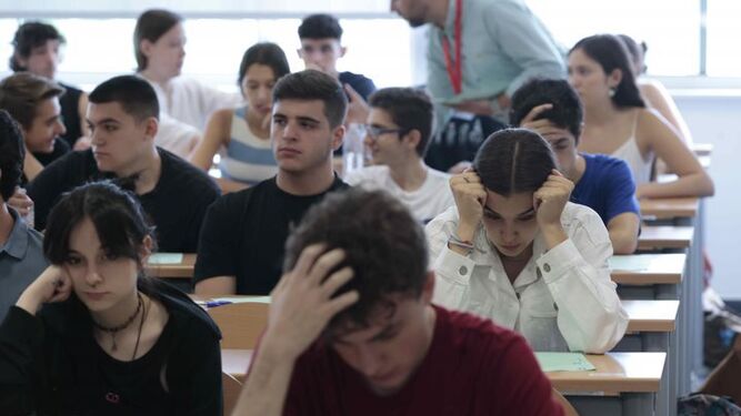 Estudiantes durante la prueba de Selectividad 2023.