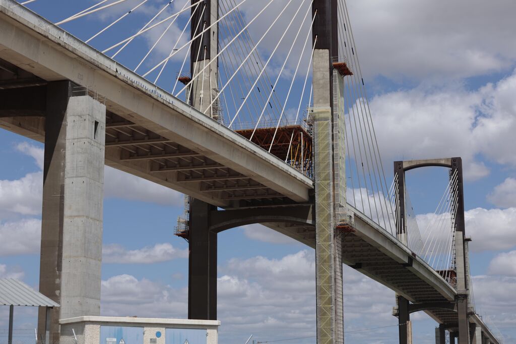 Trabajos para recrecer los pilonos centrales del puente del Centenario, esta semana.