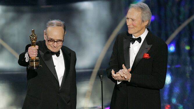 Ennio Morricone recibe el Oscar honorífico en presencia de Clint Eastwood.