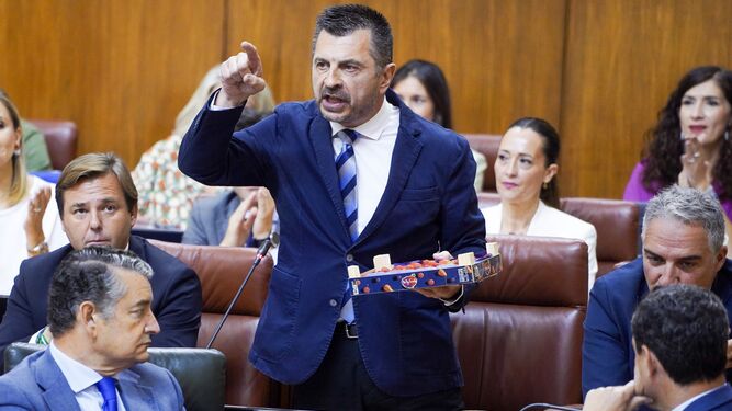Toni Martín con la caja de fresas en el Parlamento de Andalucía.