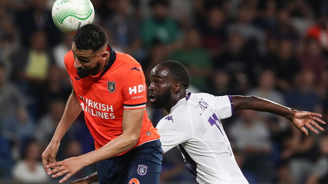 Ahmed Touba despeja el balón en un encuentro de Conference League del Basaksehir ante la Fiorentina.
