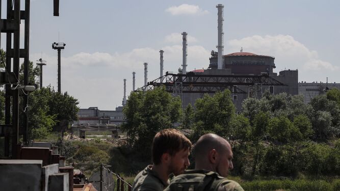Soldados rusos junto a la central nuclear de Zaporiyia.