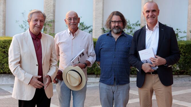 Paco Lobatón, Pablo Juliá, Fran G. Matute y el alcalde en funciones Antonio Muñoz, el miércoles en el Alcázar de Sevilla.
