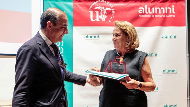 Concha Yoldi recibe el Premio Honorífico Alumni 2023 de manos del rector Miguel Ángel Castro.
