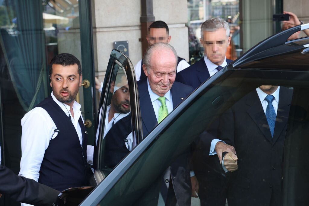 El rey don Juan Carlos a la salida del hotel Four Seasons de Ginebra para ir a la graduaci&oacute;n de su nieta Irene. Fotos: EP