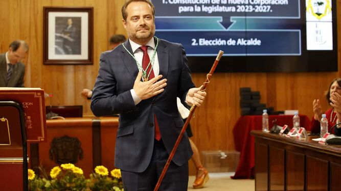Antonio Conde, con el bastón de mando.